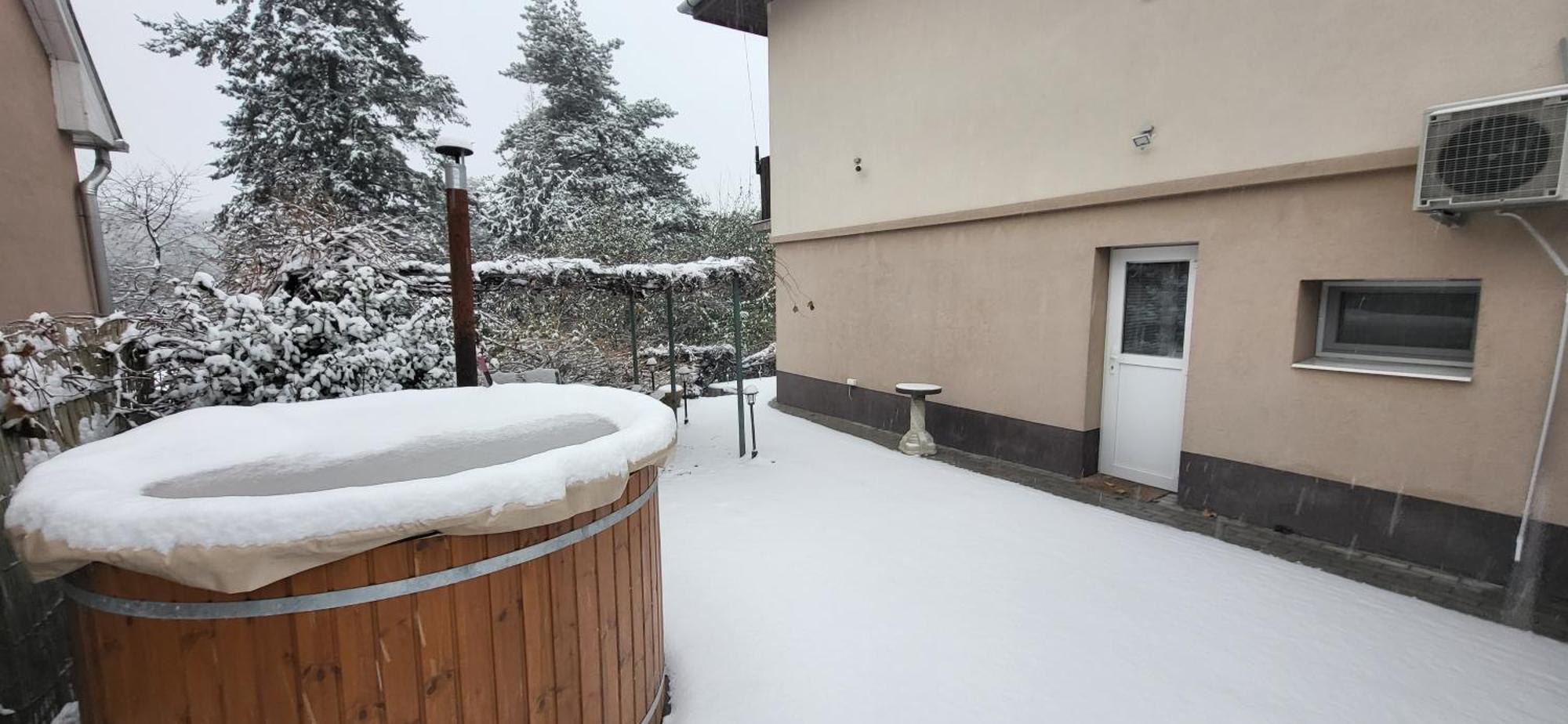 Lugas Apartman Miskolctapolca 2 Haloszoba Dezsa Es Jakuzzi Koezel A Barlangfuerdohoez Exteriör bild