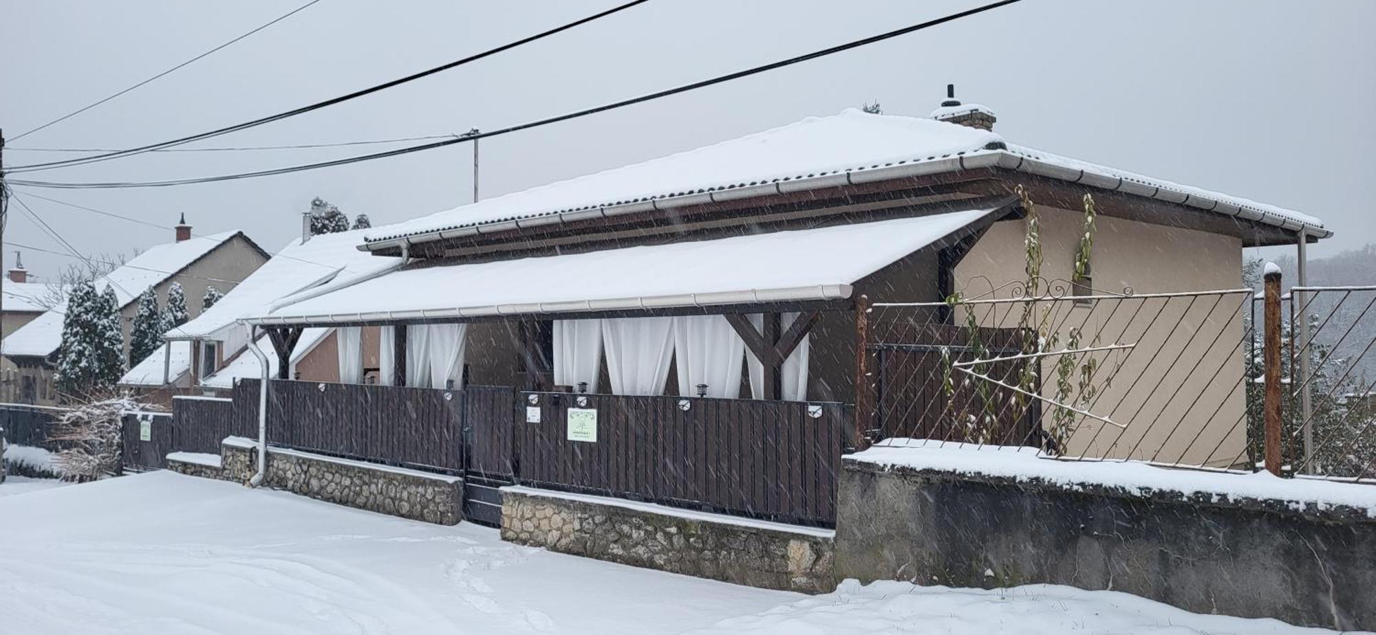 Lugas Apartman Miskolctapolca 2 Haloszoba Dezsa Es Jakuzzi Koezel A Barlangfuerdohoez Exteriör bild